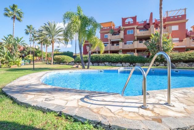 Foto 1 de Alquiler de piso en Cabo Pino - Reserva de Marbella de 2 habitaciones con terraza y piscina