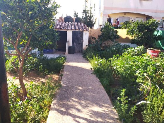 Foto 2 de Chalet en venta en Santa Oliva de 5 habitaciones con garaje y jardín