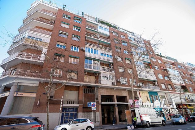 Foto 1 de Piso en venta en calle Infanta Mercedes de 3 habitaciones con terraza y garaje