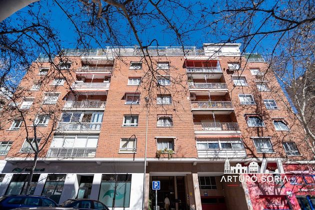 Foto 2 de Piso en venta en calle Infanta Mercedes de 3 habitaciones con terraza y garaje