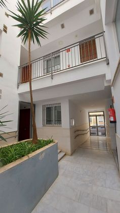 Foto 2 de Venta de piso en Bellavista de 2 habitaciones con piscina y garaje