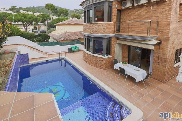 Foto 2 de Venta de casa en Premià de Dalt de 5 habitaciones con terraza y piscina