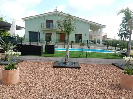 Foto 1 de Venta de chalet en Deltebre de 5 habitaciones con terraza y piscina
