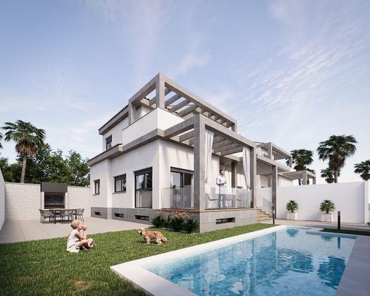 Foto 1 de Casa adosada en venta en Elda de 4 habitaciones con terraza y piscina