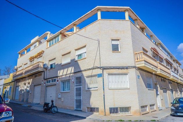 Foto 1 de Casa en venta en calle La Perla de 4 habitaciones con terraza y balcón
