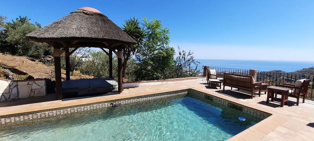 Foto 1 de Xalet en venda a Sayalonga de 4 habitacions amb terrassa i piscina