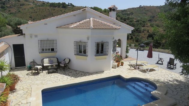 Foto 1 de Venta de chalet en Cómpeta de 5 habitaciones con terraza y piscina