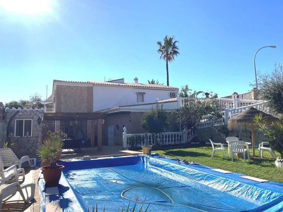 Foto 1 de Venta de chalet en Caleta de Vélez de 5 habitaciones con terraza y piscina