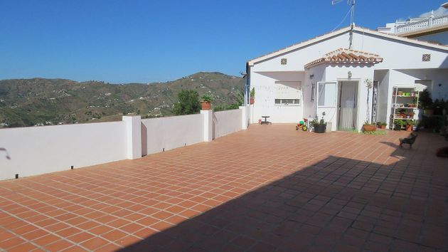 Foto 2 de Casa en venda a calle Cómpeta de 4 habitacions amb terrassa i piscina