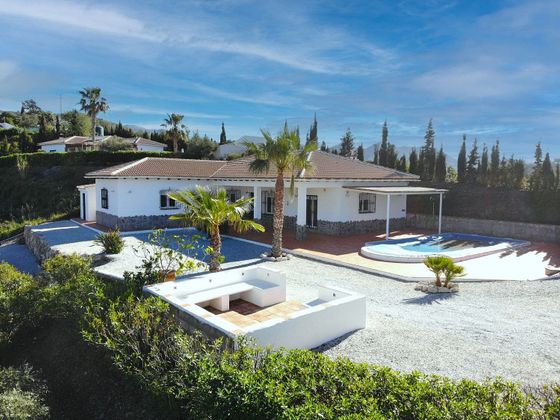 Foto 1 de Chalet en venta en Canillas de Albaida de 3 habitaciones con terraza y piscina