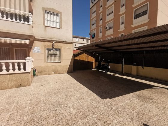 Foto 1 de Casa adossada en venda a calle Matilde Peñaranda de 3 habitacions amb terrassa i piscina