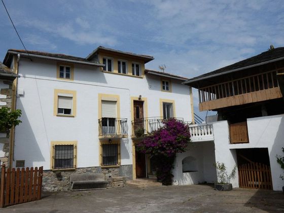 Foto 2 de Venta de casa en Valdés de 6 habitaciones con garaje y jardín