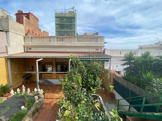 Foto 1 de Venta de casa en El Poble Sec - Parc de Montjuïc de 2 habitaciones con terraza y jardín