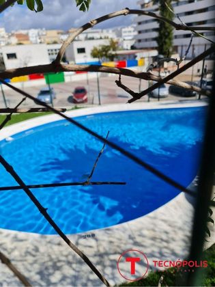 Foto 2 de Casa en venda a Centro - Tomares de 3 habitacions amb piscina i garatge