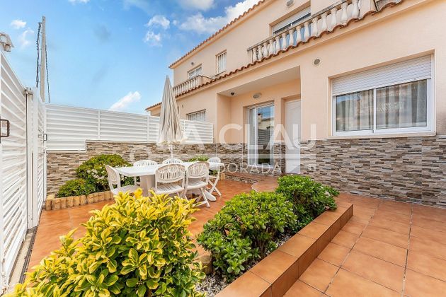 Foto 2 de Casa adossada en venda a Casalot de 3 habitacions amb terrassa i piscina