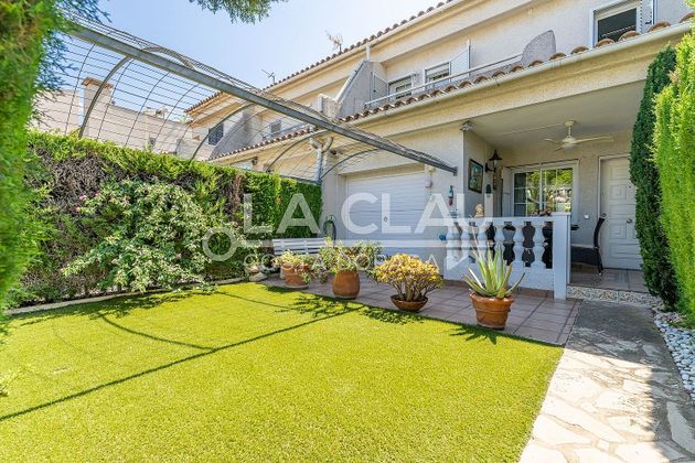 Foto 1 de Casa adossada en venda a calle Calderon de la Barca de 4 habitacions amb terrassa i garatge