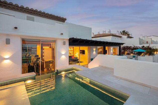 Foto 1 de Dúplex en venda a calle Ur Marina Puente Romano de 6 habitacions amb terrassa i piscina