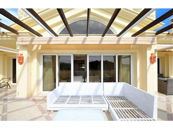 Foto 1 de Ático en venta en Casares de 3 habitaciones con terraza y piscina