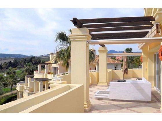 Foto 2 de Ático en venta en Casares de 3 habitaciones con terraza y piscina