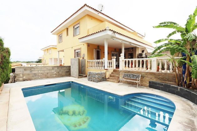 Foto 1 de Casa en venta en Pobla de Farnals (la) de 3 habitaciones con terraza y piscina