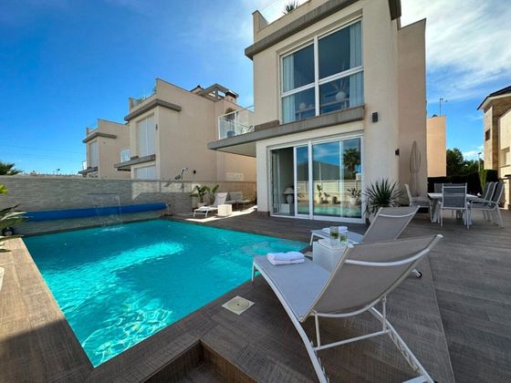 Foto 1 de Xalet en venda a Centro - Torrevieja de 4 habitacions amb terrassa i piscina