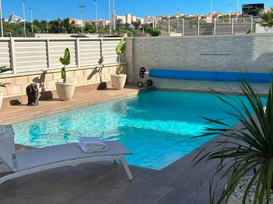 Foto 2 de Xalet en venda a Centro - Torrevieja de 4 habitacions amb terrassa i piscina