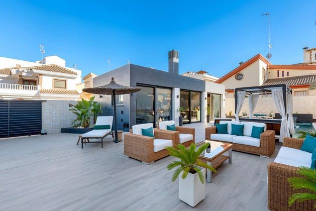 Foto 2 de Xalet en venda a Jacarilla de 5 habitacions amb terrassa i piscina