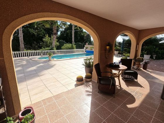 Foto 2 de Chalet en venta en Daya Vieja de 4 habitaciones con terraza y piscina