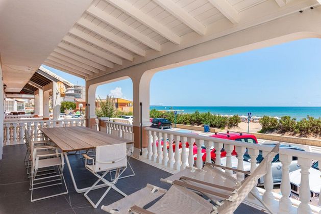 Foto 2 de Casa en venda a Guardamar Playa de 6 habitacions amb terrassa i balcó