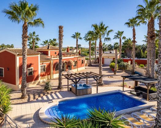 Foto 1 de Casa adossada en venda a Almoradí de 4 habitacions amb terrassa i piscina