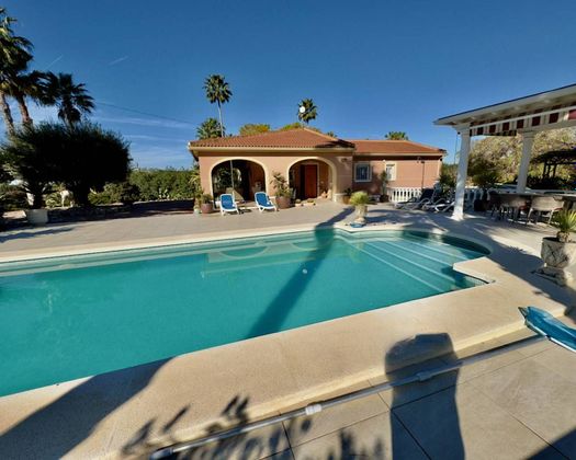 Foto 1 de Casa adossada en venda a Daya Vieja de 4 habitacions amb piscina i aire acondicionat