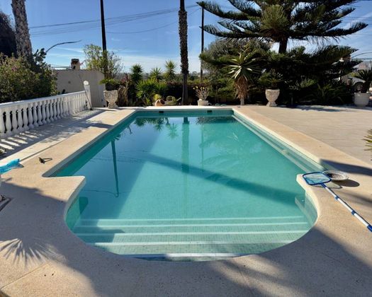 Foto 2 de Casa adossada en venda a Daya Vieja de 4 habitacions amb piscina i aire acondicionat