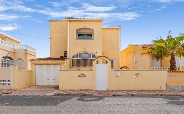 Foto 1 de Chalet en venta en San Fulgencio de 4 habitaciones con terraza y piscina
