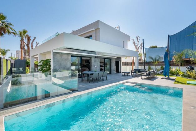 Foto 1 de Chalet en venta en Playa Mucha Vista de 4 habitaciones con terraza y piscina