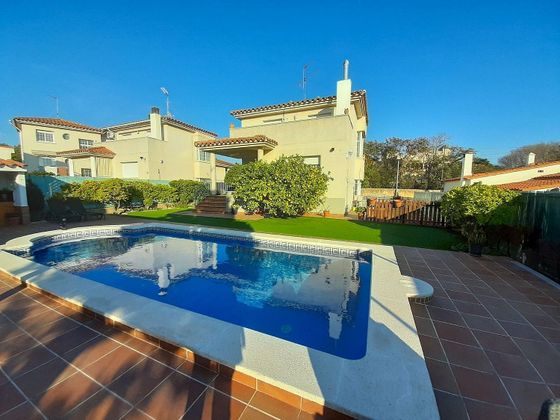 Foto 2 de Casa en venda a Banyeres del Penedès de 4 habitacions amb terrassa i piscina