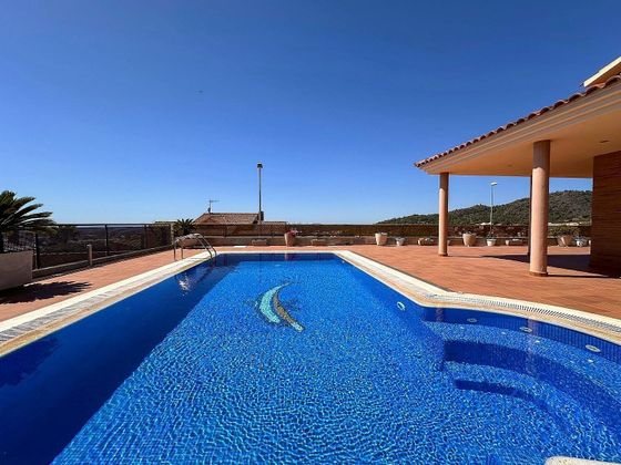 Foto 1 de Casa en venta en Centro - Roda de Barà de 4 habitaciones con terraza y piscina