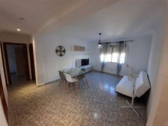 Foto 1 de Piso en alquiler en calle De la Gomera de 3 habitaciones con muebles y balcón