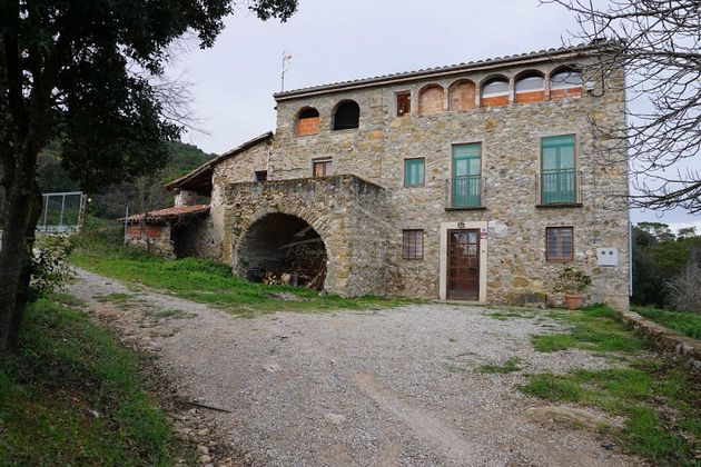 Foto 1 de Venta de casa rural en Sant Ferriol de 4 habitaciones con terraza y jardín