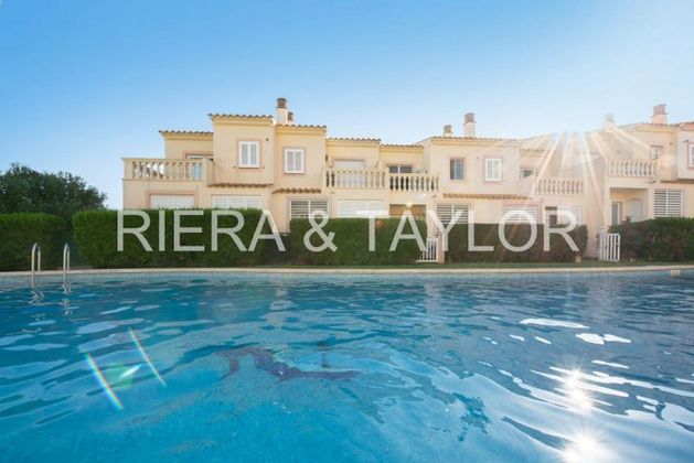 Foto 2 de Casa adosada en venta en Cales de Mallorca de 2 habitaciones con terraza y piscina