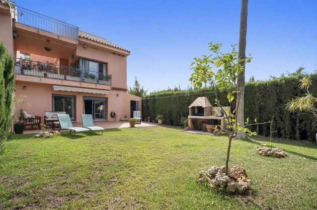 Foto 1 de Casa adossada en venda a Los Naranjos - Las Brisas de 5 habitacions amb terrassa i piscina