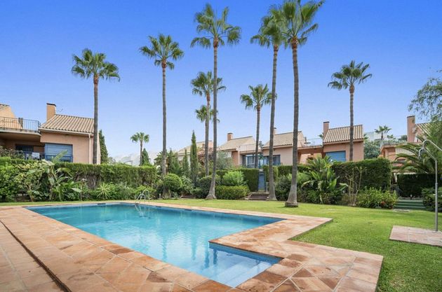Foto 2 de Casa adossada en venda a Los Naranjos - Las Brisas de 5 habitacions amb terrassa i piscina