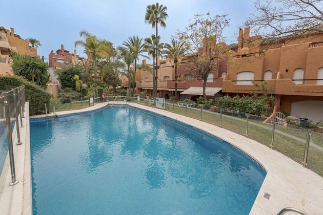 Foto 1 de Casa en venta en Nueva Andalucía centro de 2 habitaciones con terraza y piscina