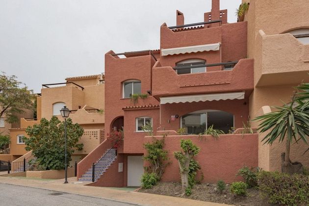 Foto 2 de Casa en venta en Nueva Andalucía centro de 2 habitaciones con terraza y piscina