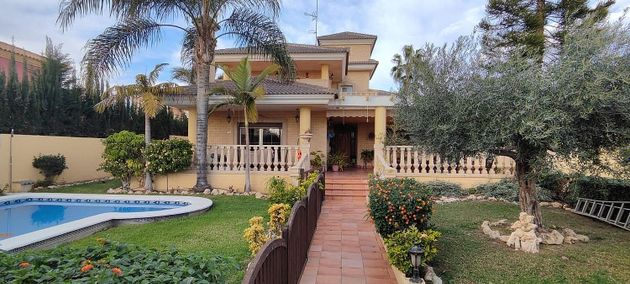 Foto 1 de Chalet en venta en Nueva Torrevieja - Aguas Nuevas de 4 habitaciones con terraza y piscina