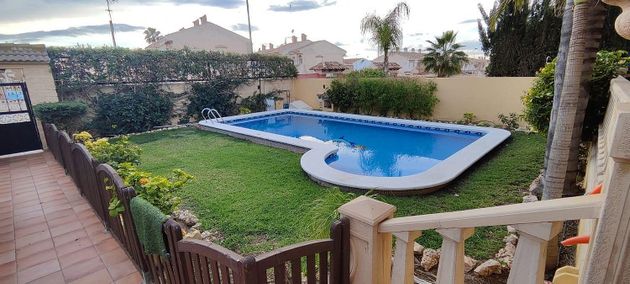 Foto 2 de Chalet en venta en Nueva Torrevieja - Aguas Nuevas de 4 habitaciones con terraza y piscina