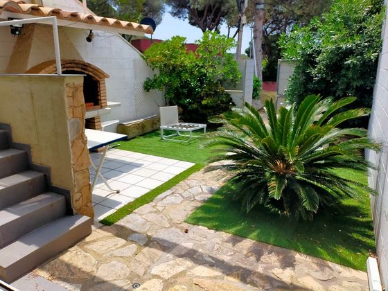 Foto 2 de Venta de casa adosada en urbanización Els Pins de 3 habitaciones con terraza y piscina