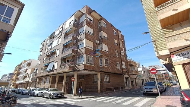 Foto 1 de Pis en venda a Centro - Torrevieja de 4 habitacions amb balcó i aire acondicionat