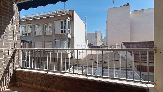 Foto 2 de Pis en venda a Centro - Torrevieja de 4 habitacions amb balcó i aire acondicionat