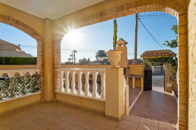 Foto 2 de Xalet en venda a calle De Las Golondrinas de 5 habitacions amb terrassa i piscina