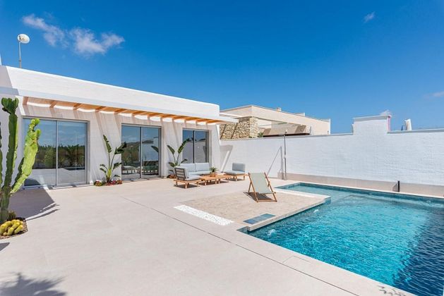 Foto 2 de Xalet en venda a calle Formentera de 3 habitacions amb terrassa i piscina